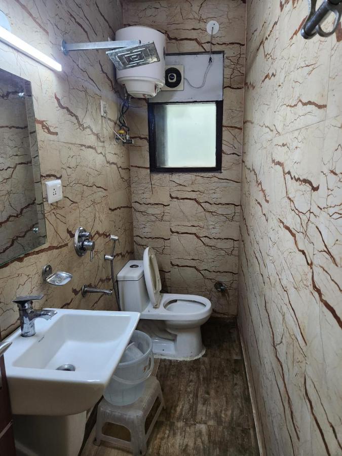 Hotel Cozy Cave New Delhi Exteriör bild