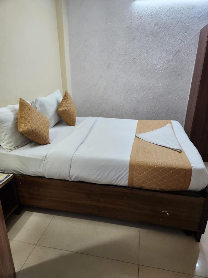 Hotel Cozy Cave New Delhi Exteriör bild