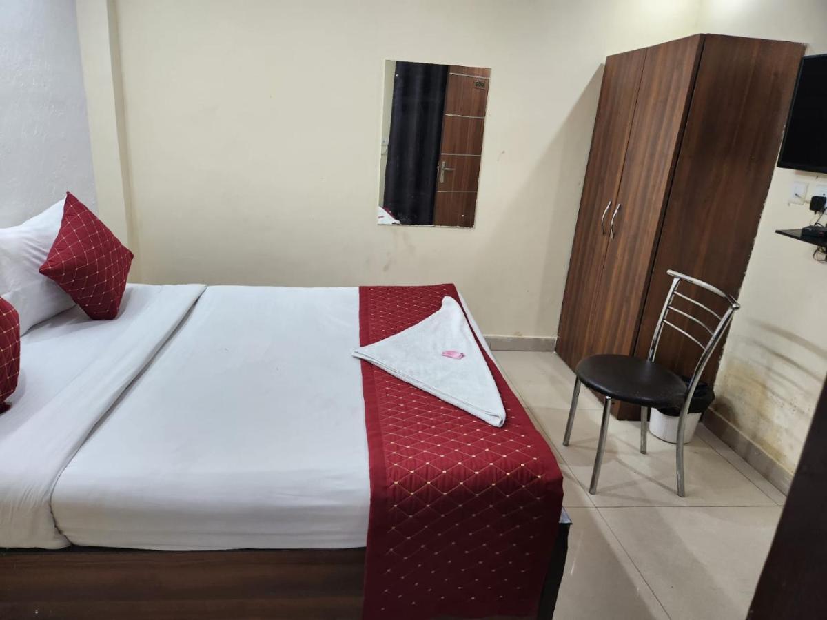 Hotel Cozy Cave New Delhi Exteriör bild