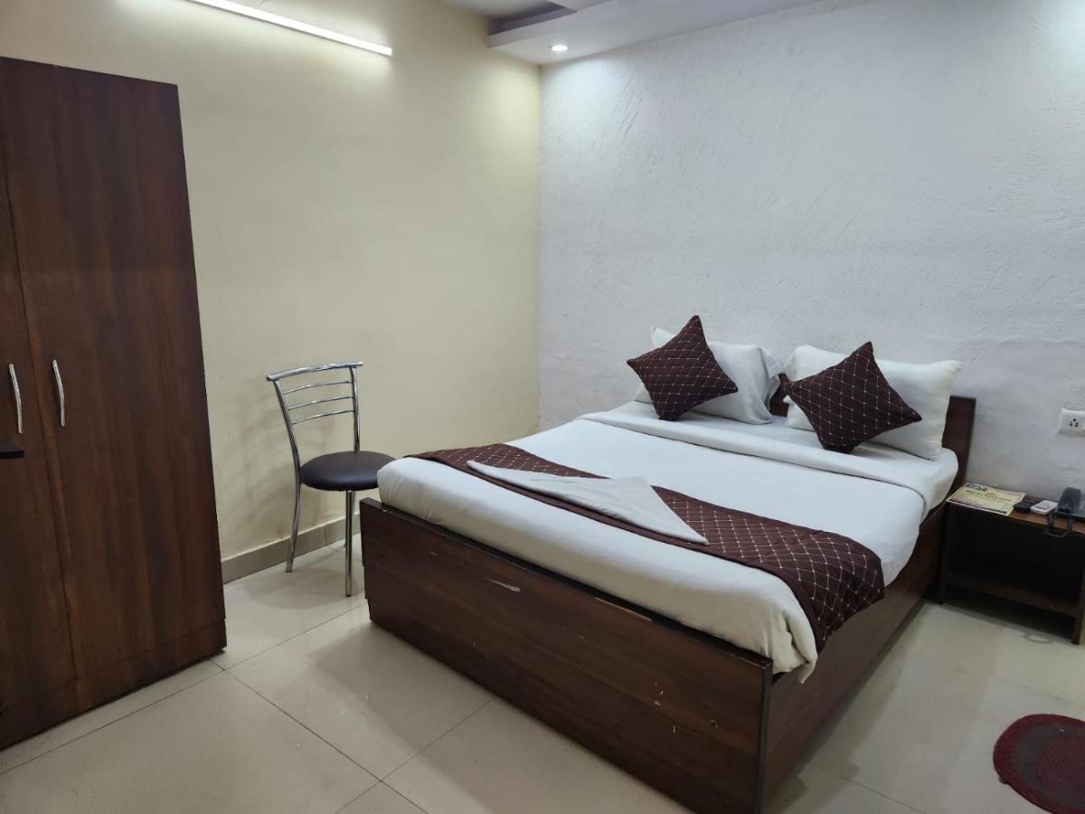 Hotel Cozy Cave New Delhi Exteriör bild