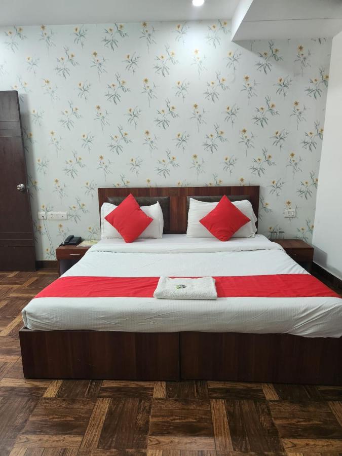 Hotel Cozy Cave New Delhi Exteriör bild